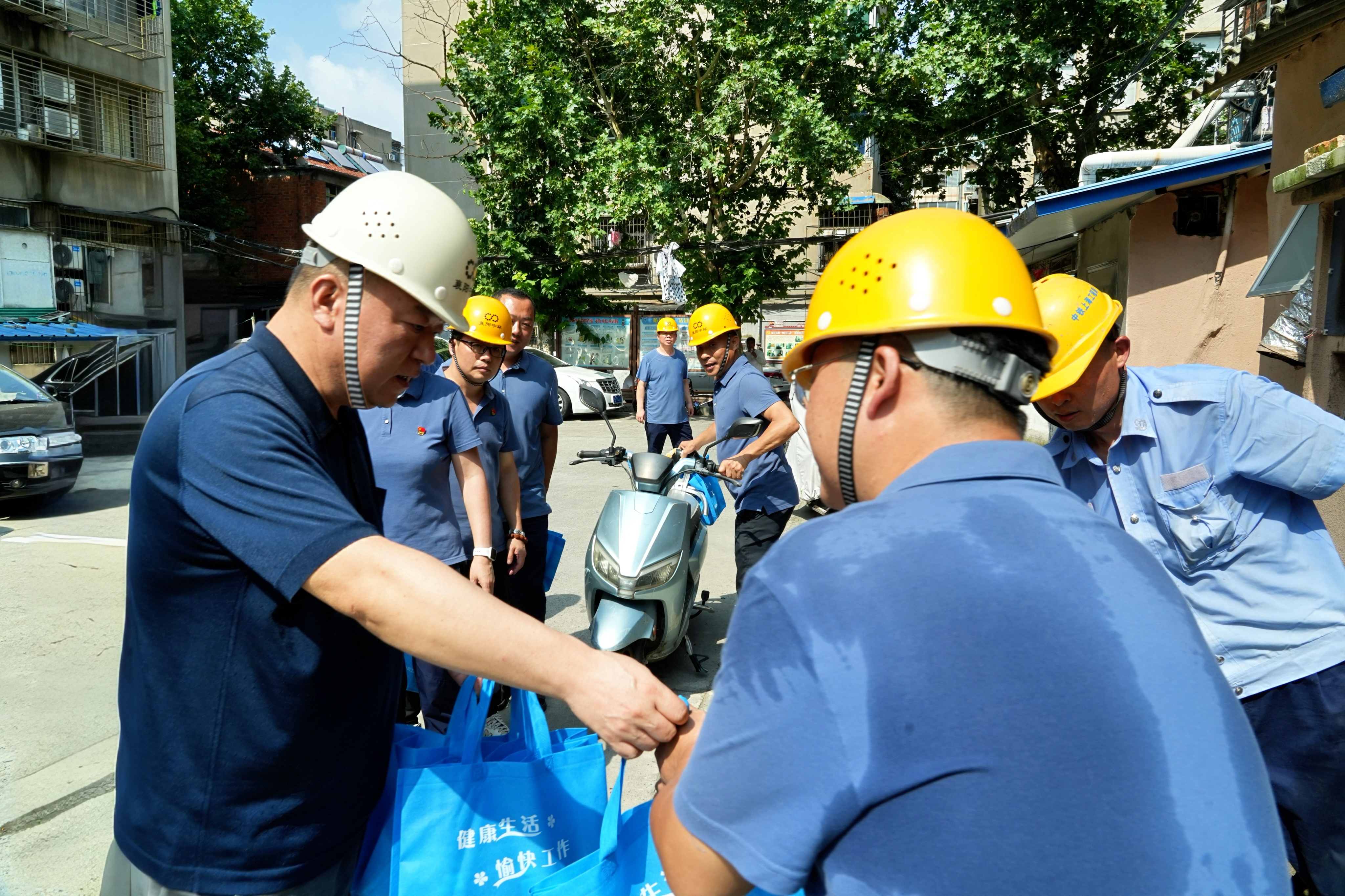高溫下你在堅(jiān)守  酷暑里我送清涼  ——襄陽中環(huán)水務(wù)有限公司工會開展“送清涼” 慰問一線職工活動